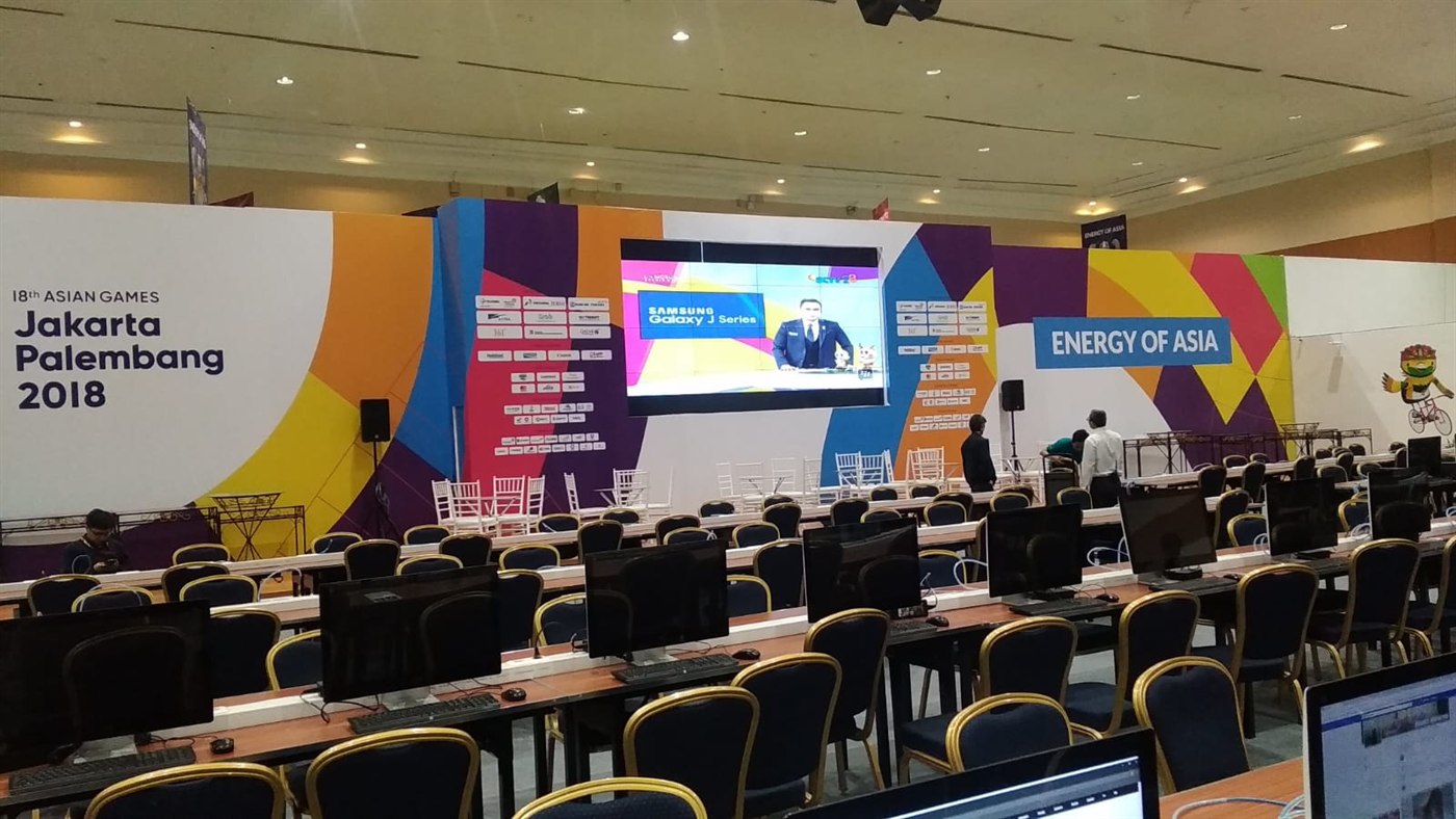 Barisan workstation komputer terhubung jaringan pada Asian Games 2018