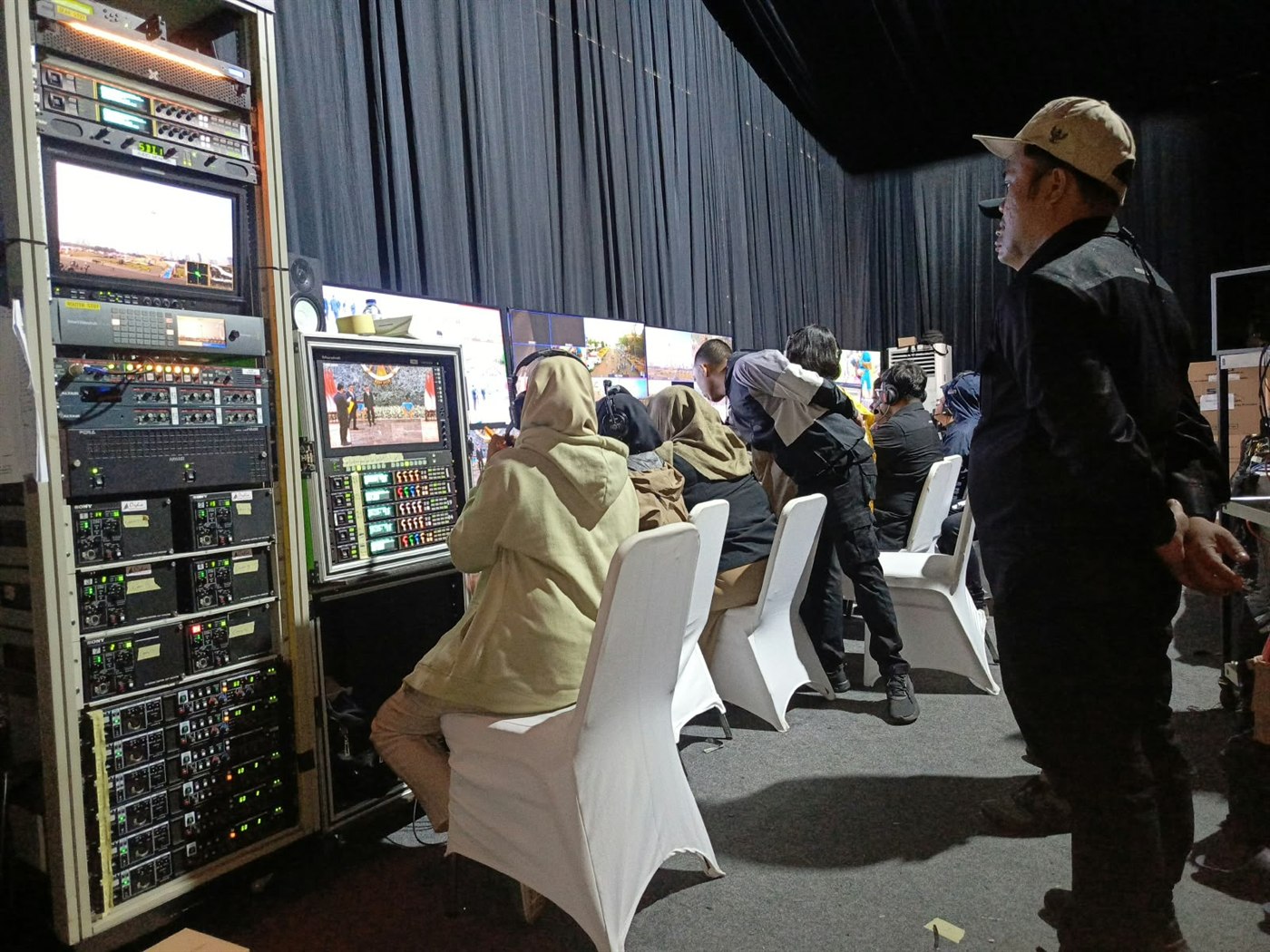 Operator dan rack perangkat broadcast FOH pada event nasional di Jakarta